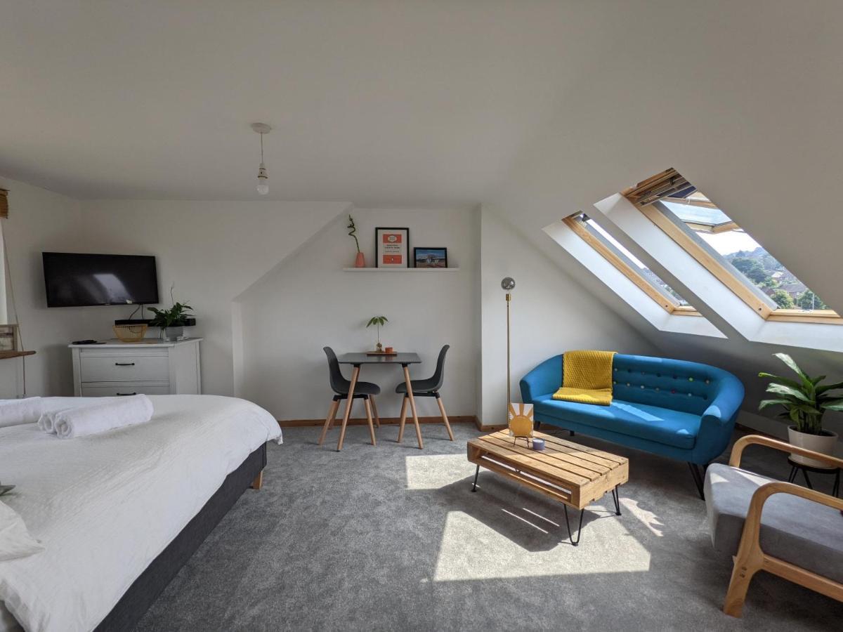 *Large Unique Retro Private Attic & Bathroom* برايتون المظهر الخارجي الصورة
