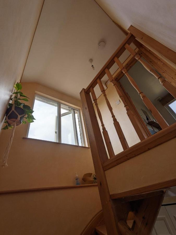 *Large Unique Retro Private Attic & Bathroom* برايتون المظهر الخارجي الصورة