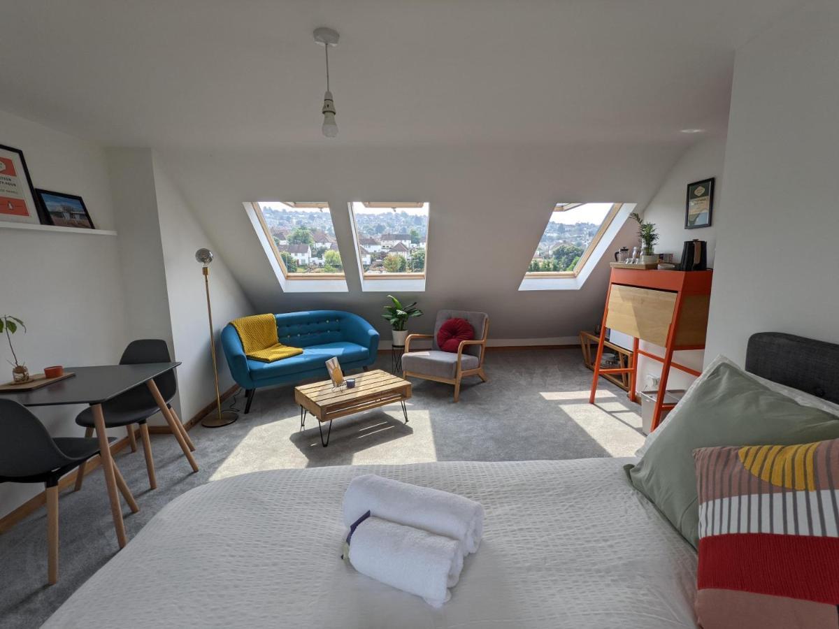 *Large Unique Retro Private Attic & Bathroom* برايتون المظهر الخارجي الصورة