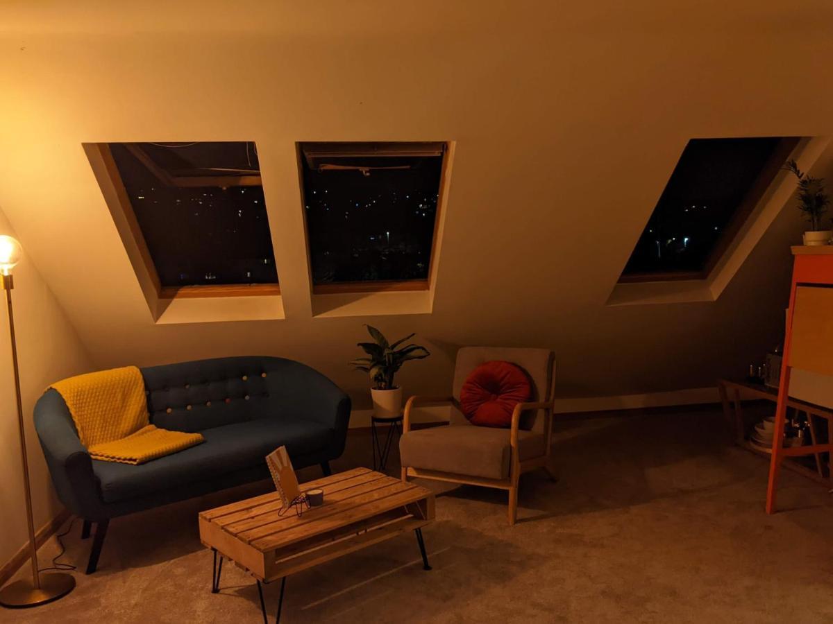 *Large Unique Retro Private Attic & Bathroom* برايتون المظهر الخارجي الصورة