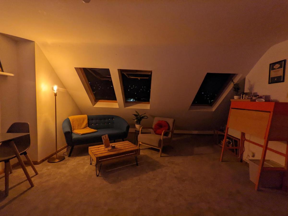 *Large Unique Retro Private Attic & Bathroom* برايتون المظهر الخارجي الصورة