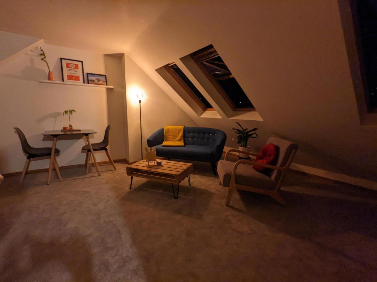 *Large Unique Retro Private Attic & Bathroom* برايتون المظهر الخارجي الصورة