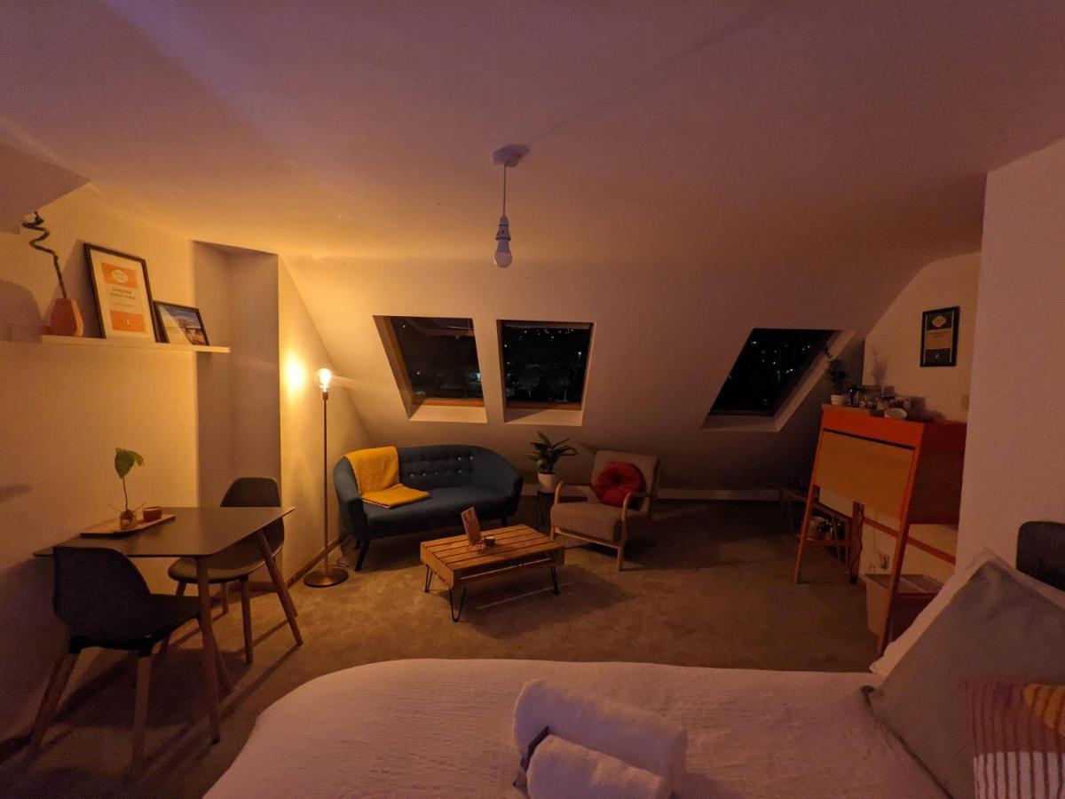 *Large Unique Retro Private Attic & Bathroom* برايتون المظهر الخارجي الصورة